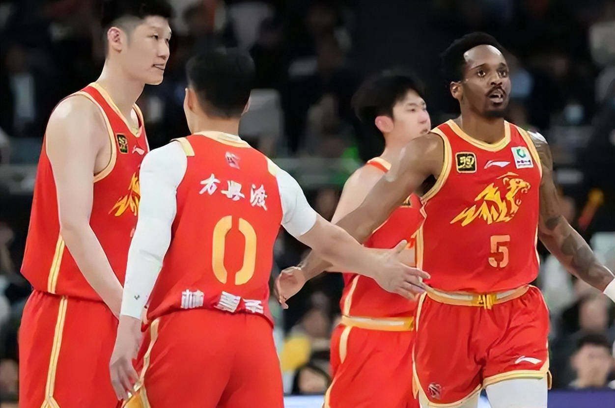 北京男篮对阵大连队，全队备战意志坚定(北京男篮对阵大连队,全队备战意志坚定不移)