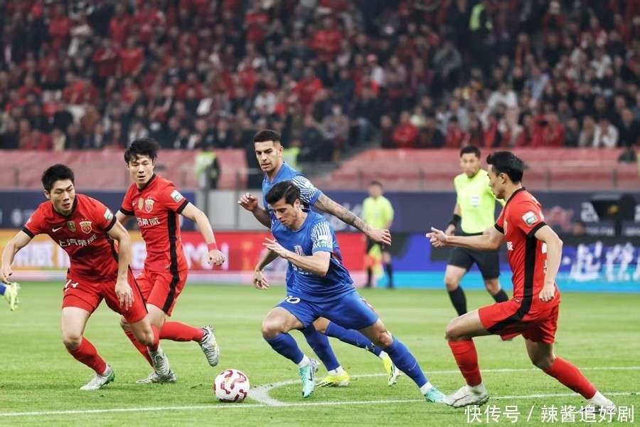 申花外援阿马杜参加分组对抗训练；此前他